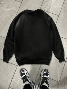 Manfinity EMRG 大码男士字母与汽车图案宽松圆领休闲运动衫，秋冬款 - 黑色 - 查看 2