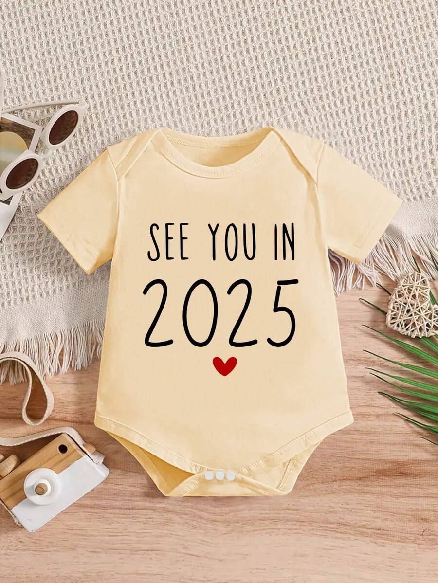 Pelele de manga corta para bebé niño con el texto "Nos vemos en 2025" para Feliz Año Nuevo - Albaricoque - Ver 1