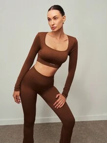 Activina Conjunto de entrenamiento para mujer con top corto sin costuras marrón y pantalones campana para yoga y pilates