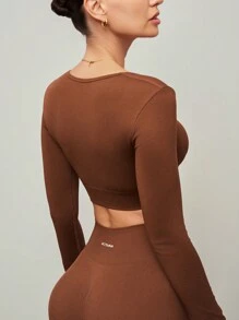 Activina Conjunto de entrenamiento para mujer con top corto sin costuras marrón y pantalones campana para yoga y pilates