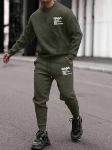RueChic Conjunto de sudadera y pantalón de chándal de cuello redondo con estampado gráfico en inglés para hombres jóvenes casuales - Verde militar - Ver 6