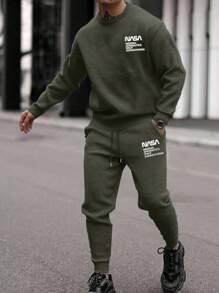 RueChic Conjunto de sudadera y pantalón de chándal de cuello redondo con estampado gráfico en inglés para hombres jóvenes casuales - Verde militar - Ver 1