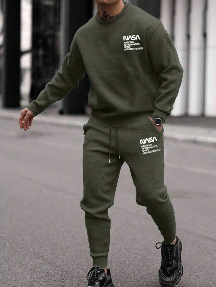 RueChic Conjunto de sudadera y pantalón de chándal de cuello redondo con estampado gráfico en inglés para hombres jóvenes casuales - Verde militar - Ver 1