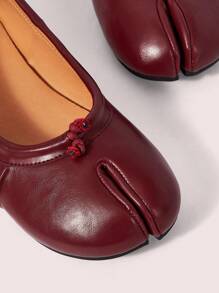 女士黑色圆头平底 Tabi 鞋，经典复古交叉踝带舞鞋 - 紅木色 - 查看 7