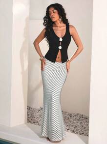 Opulessa Black Knitted 3D Floral Pattern Women Sleeveless Top With Side Split Hem, Fashionable