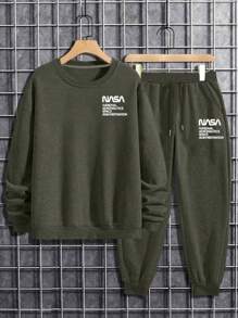RueChic Conjunto de sudadera y pantalón de chándal de cuello redondo con estampado gráfico en inglés para hombres jóvenes casuales - Verde militar - Ver 3