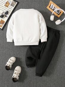 SHEIN 2 件套年轻男孩休闲可爱拼色圆领运动衫和慢跑裤针织服装，适合学校、花园、海滩、生日、春季、夏季、秋季、冬季 - 黑與白 - 查看 2