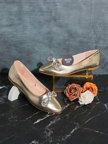 SHUZIA Bailarinas de punta ancha con acabado de PU dorado para mujer - Detalle de lazo de strass para un estilo elegante y una comodidad superior. Regalos de Año Nuevo, Día de San Valentín, zapatos de verano de San Valentín