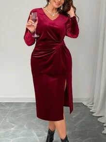 SHEIN Privé 大码优雅办公室通勤知识渊博的高端下午茶略带性感的约会音乐会派对 V 领前扭纹设计天鹅绒弹力面料紧身中长开叉下摆长袖圣诞连衣裙