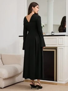 Modelyn Đầm dạ hội dài tay loe xẻ tà viền bạc và vàng cho nữ - màu đen - Xem 2