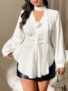 Celure V 领设计，胸前饰有精致花卉装饰，腰部设计，胸部褶皱，前部全开，面料舒适，下摆不对称，优雅百搭，适合通勤和约会，加大码白色女式衬衫 - 白色 - 查看 1