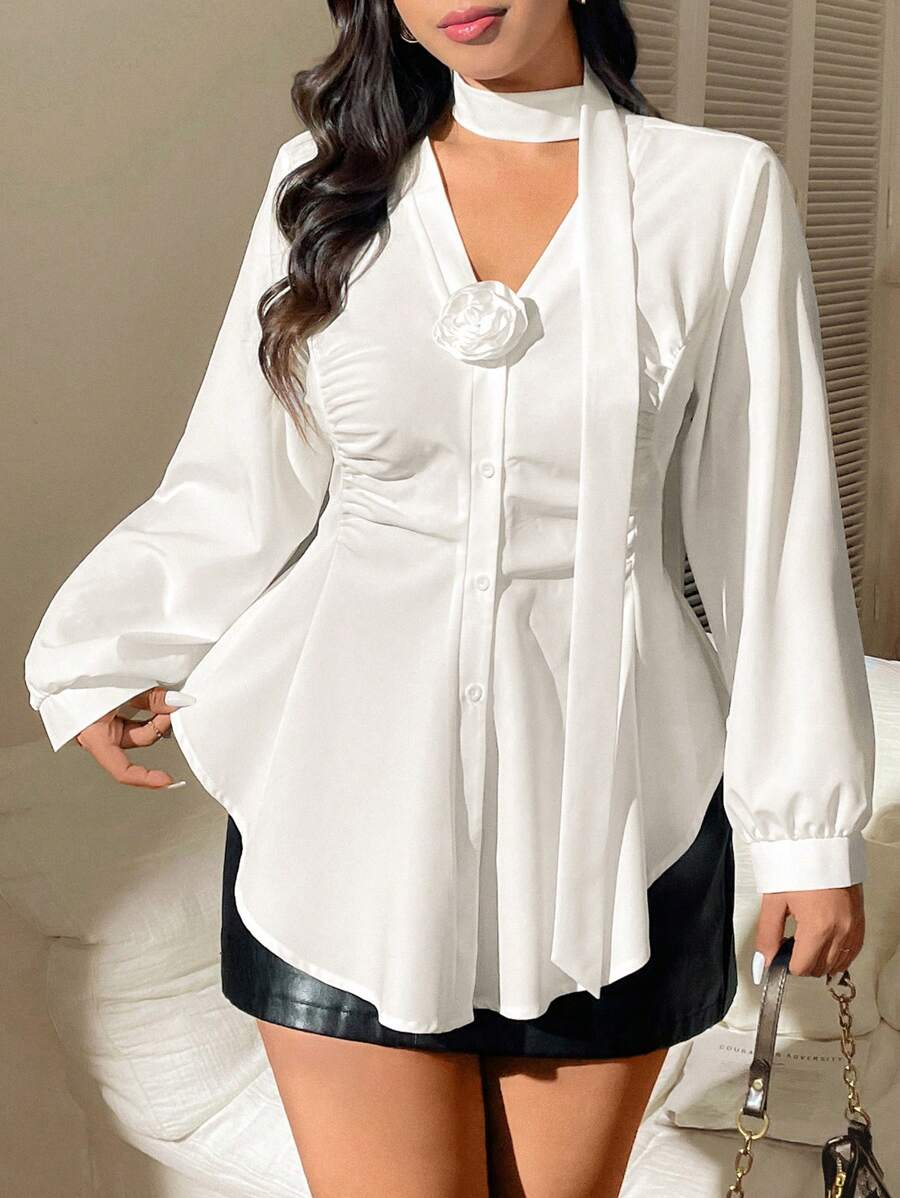 Celure V 领设计，胸前饰有精致花卉装饰，腰部设计，胸部褶皱，前部全开，面料舒适，下摆不对称，优雅百搭，适合通勤和约会，加大码白色女式衬衫 - 白色 - 查看 1