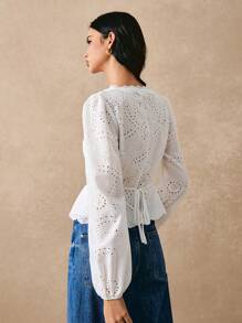 Poéselle Cămașă albă elegantă cu dantelă și nasturi în talie, cămașă cu mânecă lungă, cămașă cu talie, top din dantelă, cămașă din dantelă, detaliu elegant în talie, pentru ieșiri de zi cu zi, un stil elegant fără efort.