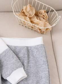 SHEIN Playful Pals 2 件套男婴休闲撞色字母刺绣 Polo 领运动衫和运动裤，可爱时尚的学院风婴幼儿服装，适合拍照、派对等秋冬季场合 - 灰色 - 查看 5