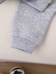 SHEIN Playful Pals 2 件套男婴休闲撞色字母刺绣 Polo 领运动衫和运动裤，可爱时尚的学院风婴幼儿服装，适合拍照、派对等秋冬季场合 - 灰色 - 查看 6