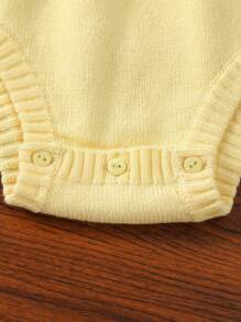 SHEIN Vintaside Kids Áo liền thân len dệt kim màu trắng cho bé gái, cổ bèo nhún, họa tiết jacquard, sọc đen, trang trí nơ trắng, đáng yêu và thời trang, phù hợp cho mặc hàng ngày, đi chơi, du lịch, nghỉ mát, ở nhà, nhà trẻ, trường học. - Màu vàng - Xem 4