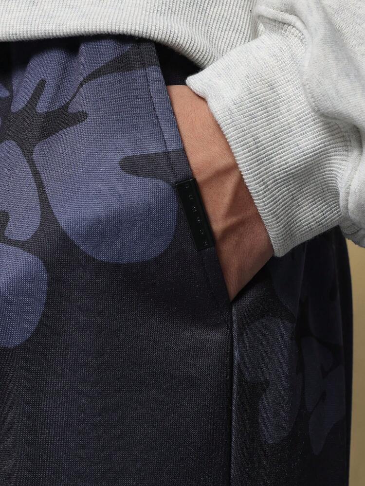 Calça de moletom com estampa floral e cordão na perna larga