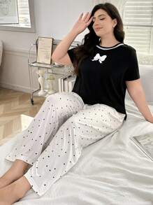 Conjunto de pijama casual con camiseta de manga corta, cuello redondo y estampado de lazos, y pantalones con estampado de lunares