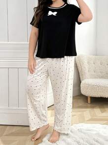 Conjunto de pijama casual con camiseta de manga corta, cuello redondo y estampado de lazos, y pantalones con estampado de lunares