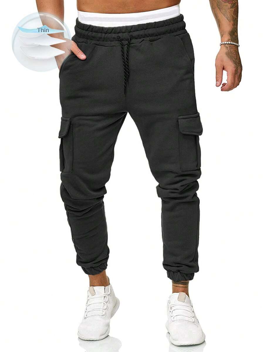 Manfinity Homme 男式翻盖口袋侧抽绳腰慢跑运动裤，男式工装慢跑裤，男式工装运动裤，男式黑色工装裤，男式黑色工装裤，男式修身弹力裤 - 黑色 - 查看 1