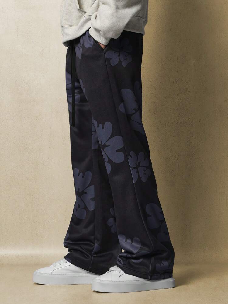 Calça de moletom com estampa floral e cordão na perna larga