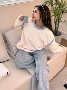 SHEIN Leap Crew 少女 2 件套舒适睡衣套装，拼色落肩套头衫和毛绒珊瑚绒长裤，柔软舒适，适合秋冬季 - 藍白色 - 查看 1