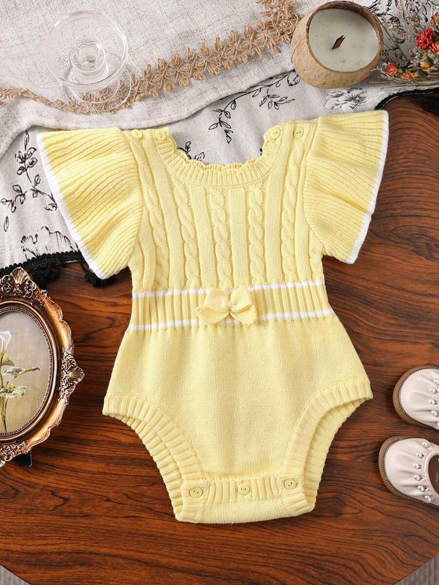 SHEIN Vintaside Kids Áo liền thân len dệt kim màu trắng cho bé gái, cổ bèo nhún, họa tiết jacquard, sọc đen, trang trí nơ trắng, đáng yêu và thời trang, phù hợp cho mặc hàng ngày, đi chơi, du lịch, nghỉ mát, ở nhà, nhà trẻ, trường học. - Màu vàng - Xem 1