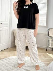 Conjunto de pijama casual con camiseta de manga corta, cuello redondo y estampado de lazos, y pantalones con estampado de lunares