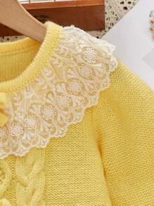 SHEIN Young Girls' Khaki Lace Trim Crew Neck Hand-Knit Bowknot Waist Cable Knit Ruffled Hem Cute Preppy Casual Knitted Sweater Dress, Suitable For Outings, Gatherings, Autumn/Winter Season