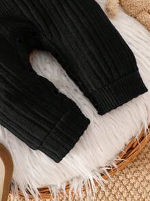 一件男宝宝撞色圆领长袖连体衣，保暖舒适，休闲百搭，适合男宝宝在秋、春、冬季穿着。这款连体衣经久耐穿，适合日常生活中的各种场合，让男宝宝在秋、春、冬季保持时尚舒适。 - 灰色 - 查看 5