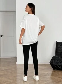 SHEIN Set da ragazza adolescente di 2 pezzi, composto da maglietta oversize bianca con stampa di orsacchiotto e graffiti, e leggings neri da sport