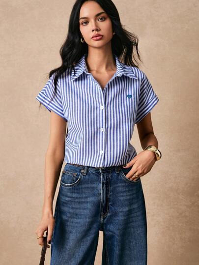 Poéselle Camisa con botones con bordado de corazón a rayas, camisa primaveral con botones, camisa bordada informal a rayas azul y blanca de algodón y lino, cárdigan cómodo y transpirable para uso diario, de ocio y vacaciones de verano