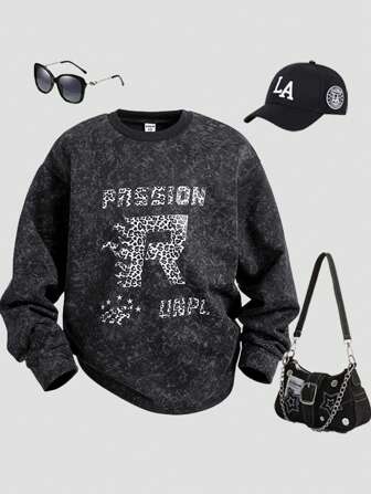 Felpa oversize in twill grigio scuro per ragazze teenager di Gen Z. Questo articolo presenta un tessuto in maglia e twill con una grafica in inglese stampata, oltre a bordini in maglia sul fondo e sui polsini. La silhouette rilassata è ottima per attività all'aperto e festival musicali.