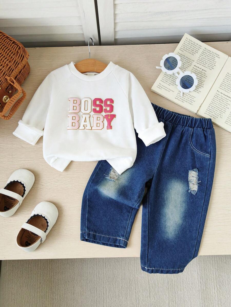 SHEIN 2 件装女婴 2024 年秋冬新款高街时尚 INS 风格服装，破洞牛仔裤套装，Babe 标志压花运动衫和罗纹针织 T 恤，柔软面料套头衫两件套 - 白色 - 查看 1