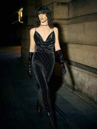 Maija Elegante abito lungo in velluto nero con strass, moderno, adatto per vacanze, feste, occasioni casual, con schiena scoperta e spalline a spaghetti, sexy per San Valentino