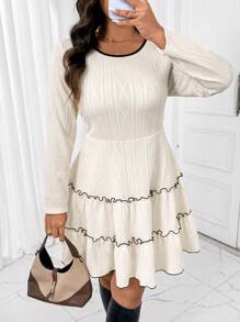 SHEIN Frenchy Sukienka krótka, swobodna, z falbankami, z okrągłym dekoltem i długim rękawem w dużym rozmiarze i blokiem kolorów