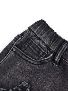 SHEIN Jeans noirs slim déchirés, élimés et rapiécés avec imprimé d'étoiles, style mode pour jeune garçon. Confortable et polyvalent pour les tenues d'extérieur d'automne/hiver pour enfants