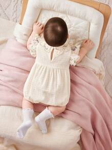 SHEIN Baby Girl Lovely Casual Texture Spliced Floral Printed Romper With Ruffle Hem, Sleeveless, Snap Buttons, Suitable For Summer