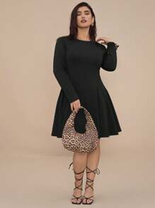 SHEIN VCAY Vestido negro de manga larga con cuello redondo, silueta evasé y bajo con vuelo, talla grande - Negro - Ver 4