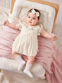 SHEIN Baby Girl Lovely Casual Texture Spliced Floral Printed Romper With Ruffle Hem, Sleeveless, Snap Buttons, Suitable For Summer