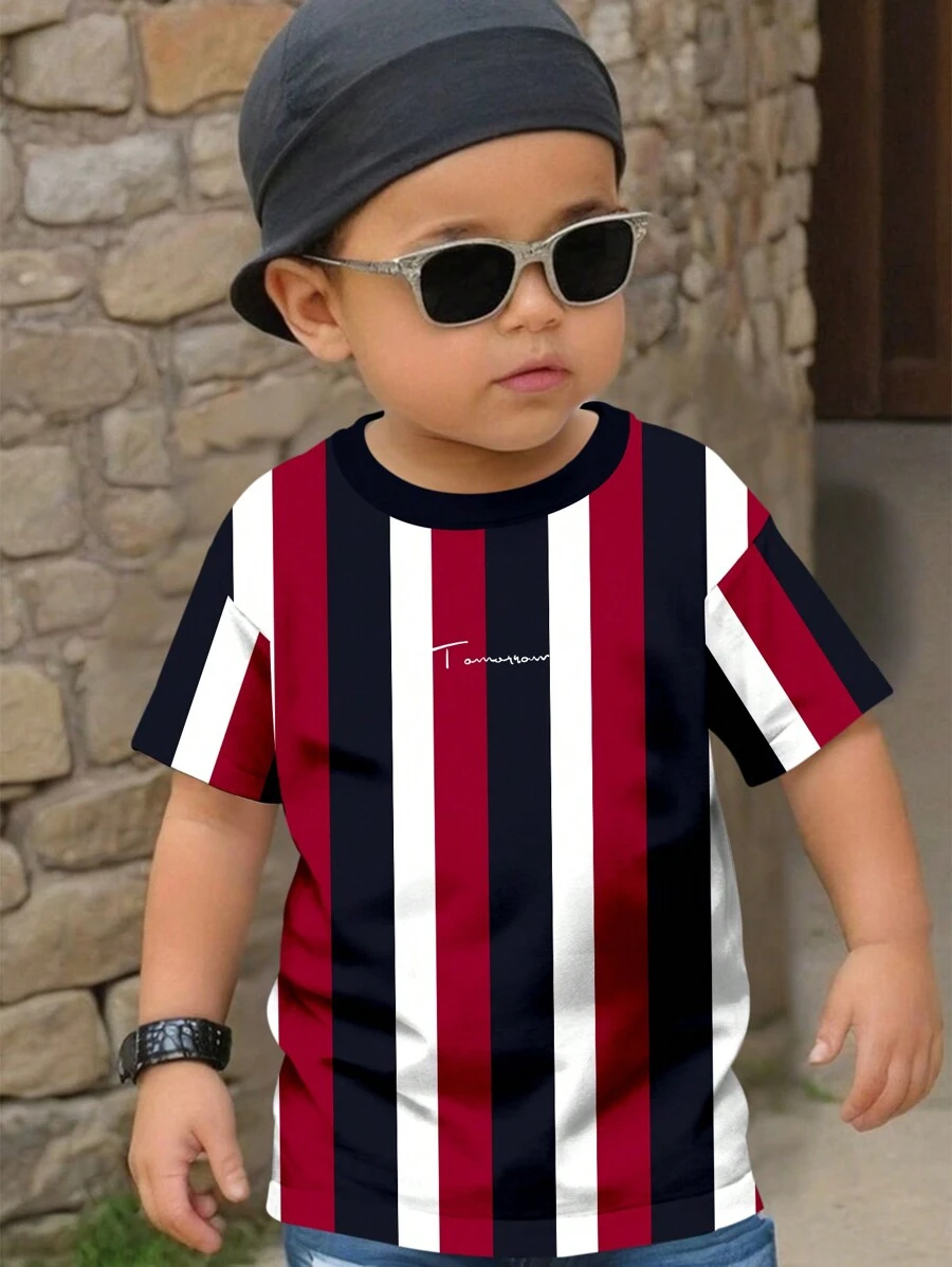 SHEIN 年轻男孩休闲经典条纹拼布图案印花圆领宽松 T 恤，适合夏季