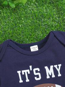 SHEIN Set de 2 piezas para bebé niño con body azul marino casual deportivo con estampado de fútbol y pantalón elástico marrón con estampado de fútbol, cómodo y transpirable, adecuado para fiestas de cumpleaños, vacaciones, deportes al aire libre, primavera/verano