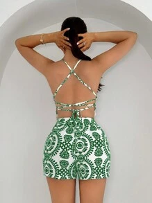 SHEIN SXY Conjunto de top halter sin espalda con estampado todo sobre y shorts con flecos, para uso casual de vacaciones