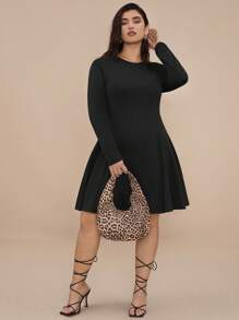 SHEIN VCAY Vestido negro de manga larga con cuello redondo, silueta evasé y bajo con vuelo, talla grande - Negro - Ver 2