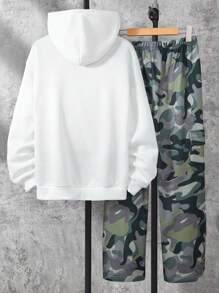 SHEIN 2 件套青少年男孩卡通狗印花连帽衫和迷彩休闲裤套装 - 白色 - 查看 2