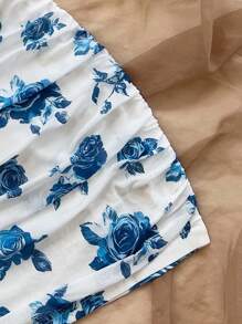 Soleia Vestido corto de slip casual con estampado de malla elástica con flores azules y blancas y pliegues, adecuado para vacaciones