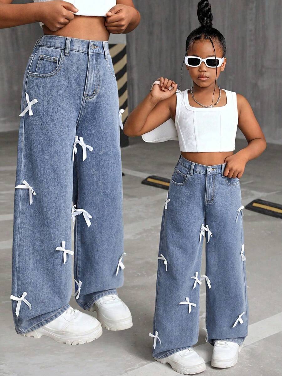 SHEIN Jeans rectos de mezclilla desgastada con bolsillos decorados con moños, ropa de otoño para el regreso a la escuela para niñas preadolescentes con estilo Y2K - Lavado ligero - Ver 1
