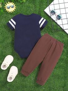 SHEIN Set de 2 piezas para bebé niño con body azul marino casual deportivo con estampado de fútbol y pantalón elástico marrón con estampado de fútbol, cómodo y transpirable, adecuado para fiestas de cumpleaños, vacaciones, deportes al aire libre, primavera/verano