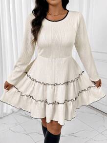 SHEIN Frenchy Sukienka krótka, swobodna, z falbankami, z okrągłym dekoltem i długim rękawem w dużym rozmiarze i blokiem kolorów