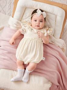 SHEIN Baby Girl Lovely Casual Texture Spliced Floral Printed Romper With Ruffle Hem, Sleeveless, Snap Buttons, Suitable For Summer
